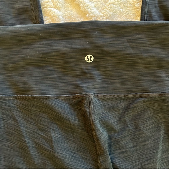 Lululemon leggings Heather gray size 8 - Picture 4 of 9